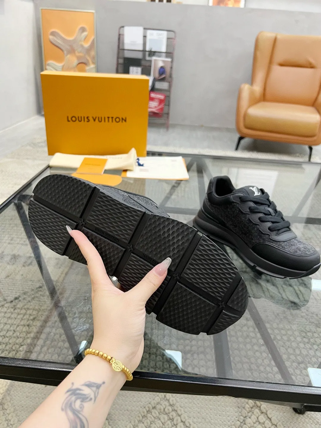 Factory price: 460💰LV🔍Top purchasing agent🇮🇹 Road The popular sports sneakers counter of the popular street man is synchronized with the uppers of Italian cowhide and cloth fabrics, high-quality splicing and complex craftsmanship, imported breathable mesh inner pads, soles: original soles specially provided by the original factory, T men's men's shoes 💰U exclusive movable molded soles are super comfortable, original factory single goods, 🔍🔍high quality, you can enter and exit the counter at will, welcome to compare. Code number 38-44, (45 customized)